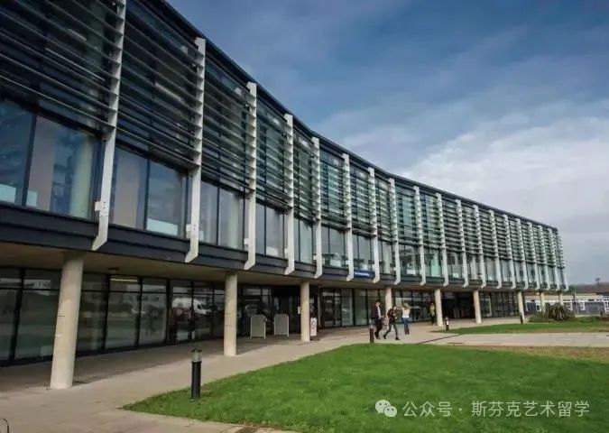 布莱顿大学，白崖之畔的艺术殿堂