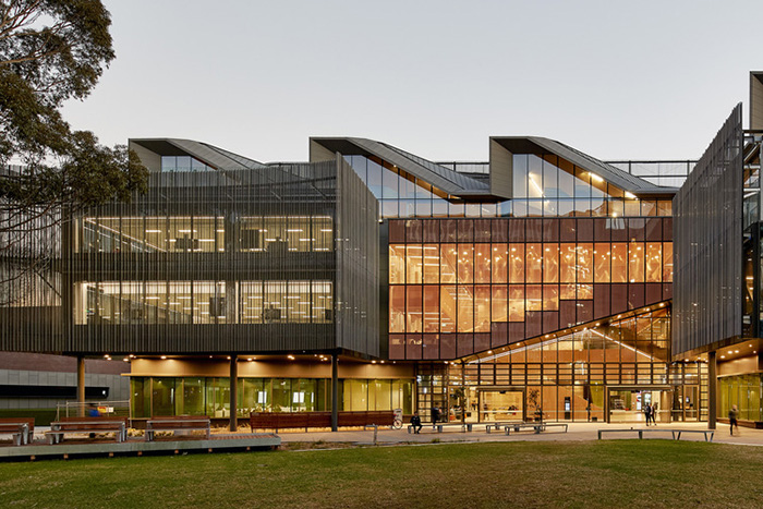 莫纳什大学
