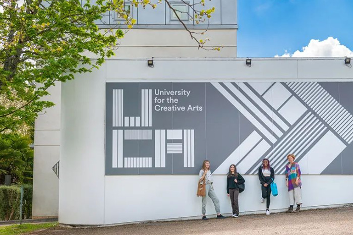 创意艺术大学在英国哪